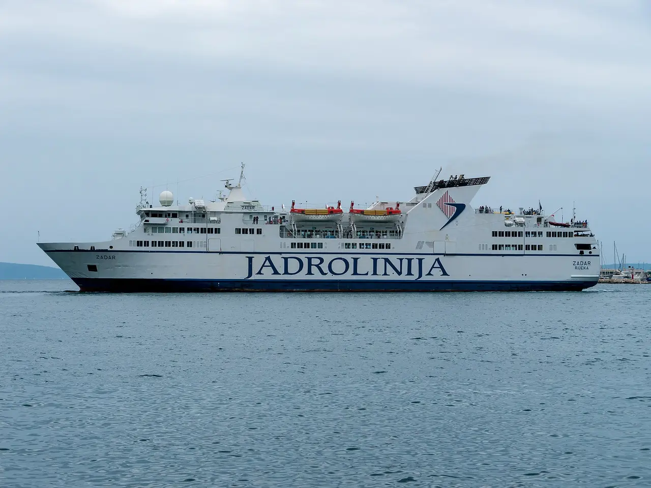 Eine Jadrolinija-Autofähre verlässt den Hafen von Split