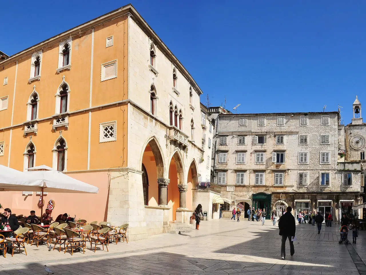 Caféterrassen auf der Pjaca vor dem alten Rathaus
