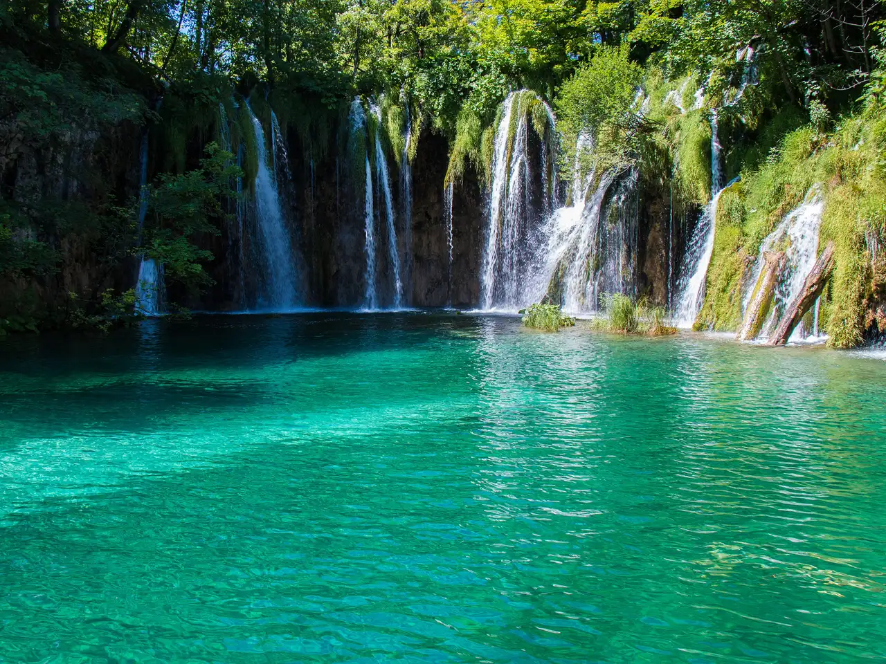 Türkisfarbenes Wasser unter den Wasserfällen der Plitvicer Seen