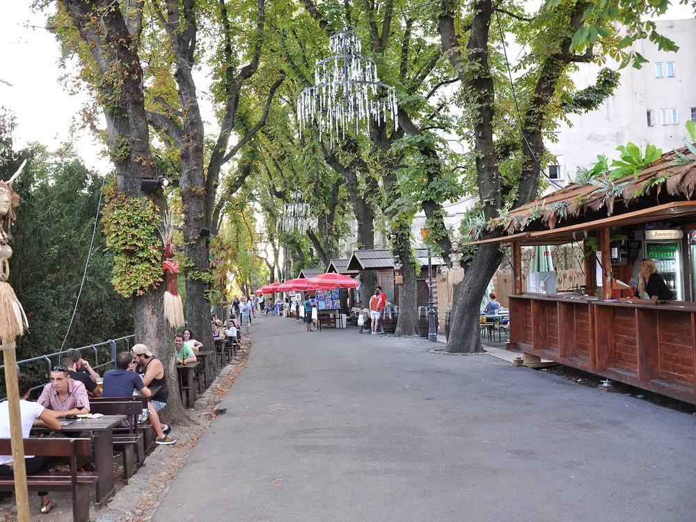 Café-Tische unter den Platanen der Strossmayer-Promenade
