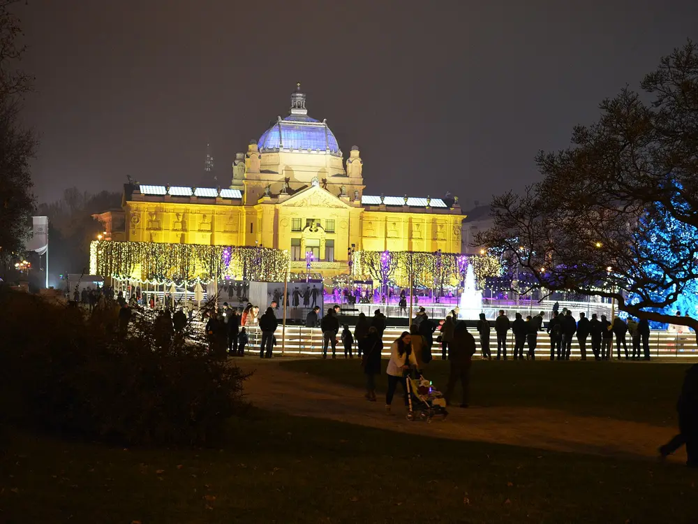 Der Kunstpavillon, beleuchtet zum Advent