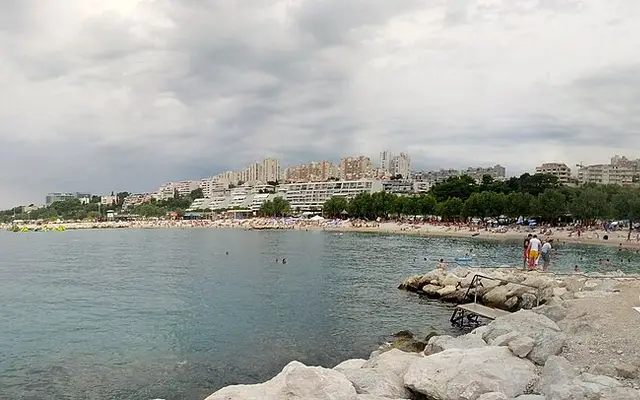Der lange Kiesstrand östlich des Zentrums